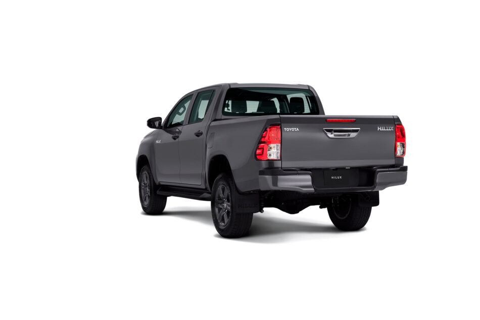 Toyota Hilux el modelo más vendido de Toyota en abril 2026 Memo Lira Vista trasera de tres cuartos de una camioneta Toyota Hilux gris