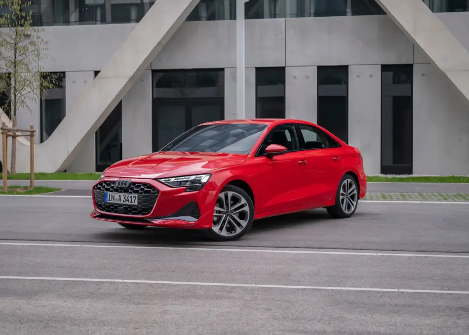 Audi A3 sedán con acabado en color rojo