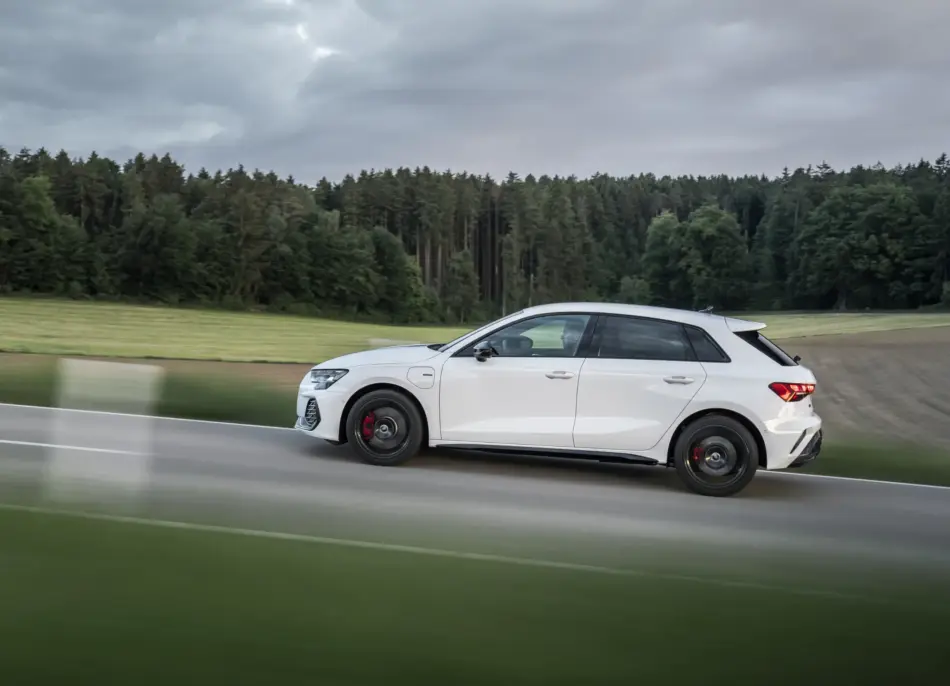 Audi A3 Sportback circulando por carretera