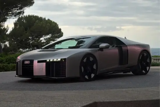Audi Nuvolari presentado en la Costa Azul francesa durante un evento exclusivo frente al Mediterráneo.