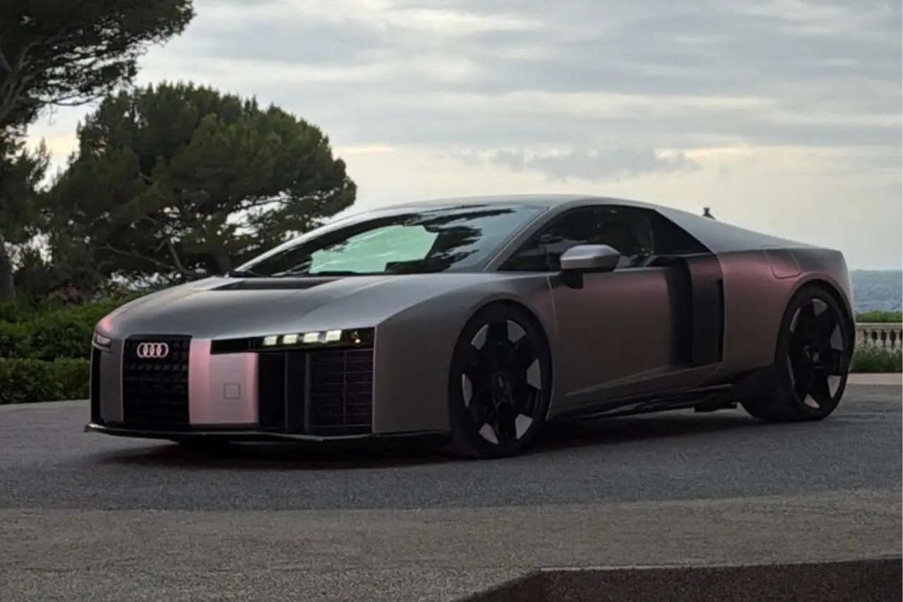 Audi Nuvolari presentado en la Costa Azul francesa durante un evento exclusivo frente al Mediterráneo.