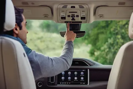 Boton azul Onstar Memo Lira Interior de vehículo General Motors equipado con sistema OnStar y servicios de conectividad seguridad y asistencia