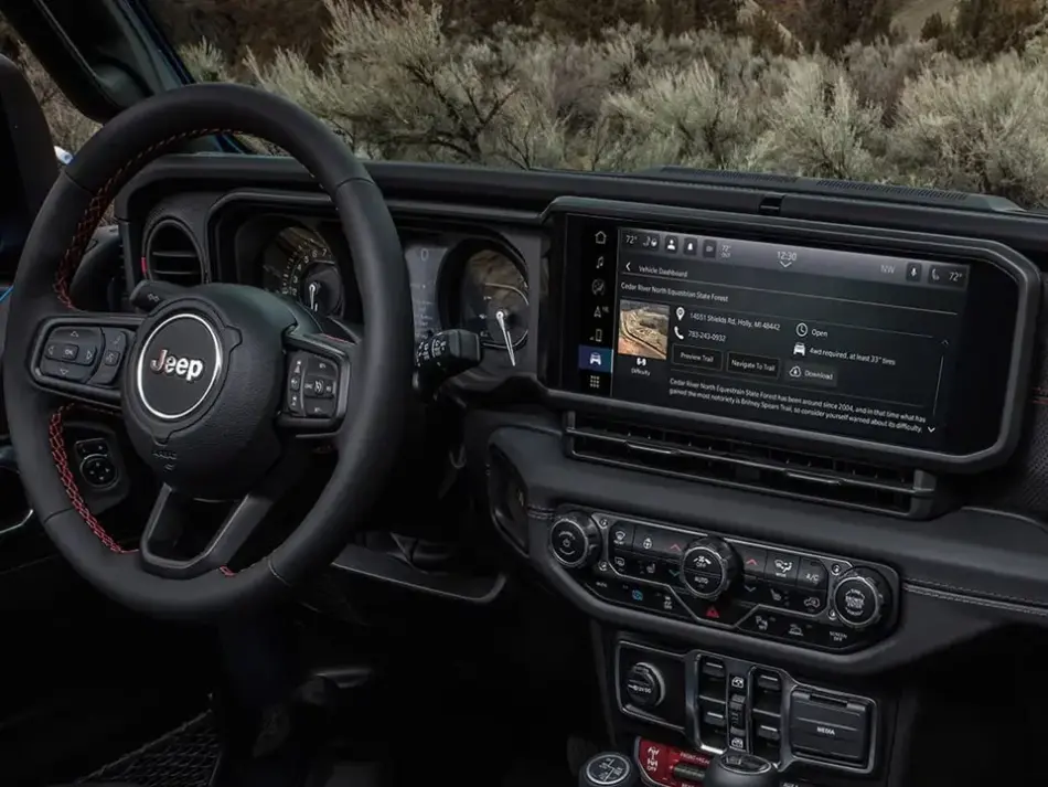 Jeep lanza el Wrangler Rubicon Joose 2026 en México con producción limitada Memo Lira Interior de un Jeep en el que se aprecia una gran pantalla táctil central un volante con el logotipo de Jeep y los mandos de climatización situados debajo del salpicadero