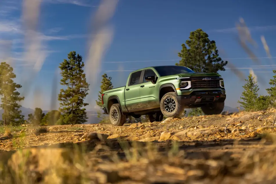Chevrolet revela la Silverado 1500 2027 con motores V8 de nueva generación Memo Lira Una camioneta todoterreno Chevrolet Silverado de color verde en un sendero rocoso rodeada de pinos y bajo un cielo azul
