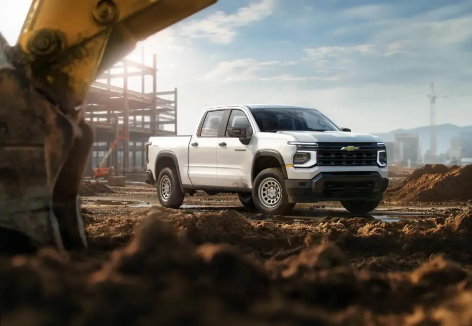 Chevrolet revela la Silverado 1500 2027 con motores V8 de nueva generación Memo Lira Una camioneta Chevrolet blanca en una obra llena de barro con andamios y una grúa al fondo