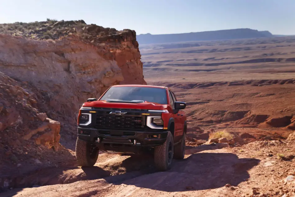 Chevrolet revela la Silverado 1500 2027 con motores V8 de nueva generación Memo Lira Chevrolet Silverado 2027 en un entorno desértico mostrando sus capacidades off road