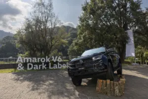 Vista frontal de la Volkswagen Amarok 2026 en su nueva versión Dark Label
