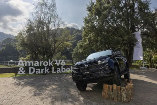 Vista frontal de la Volkswagen Amarok 2026 en su nueva versión Dark Label
