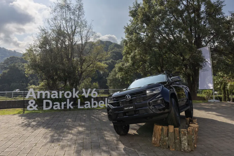 Volkswagen Amarok 2026 en su nueva versión Dark Label Diseño exterior Memo Lira Vista frontal de la Volkswagen Amarok 2026 en su nueva versión Dark Label