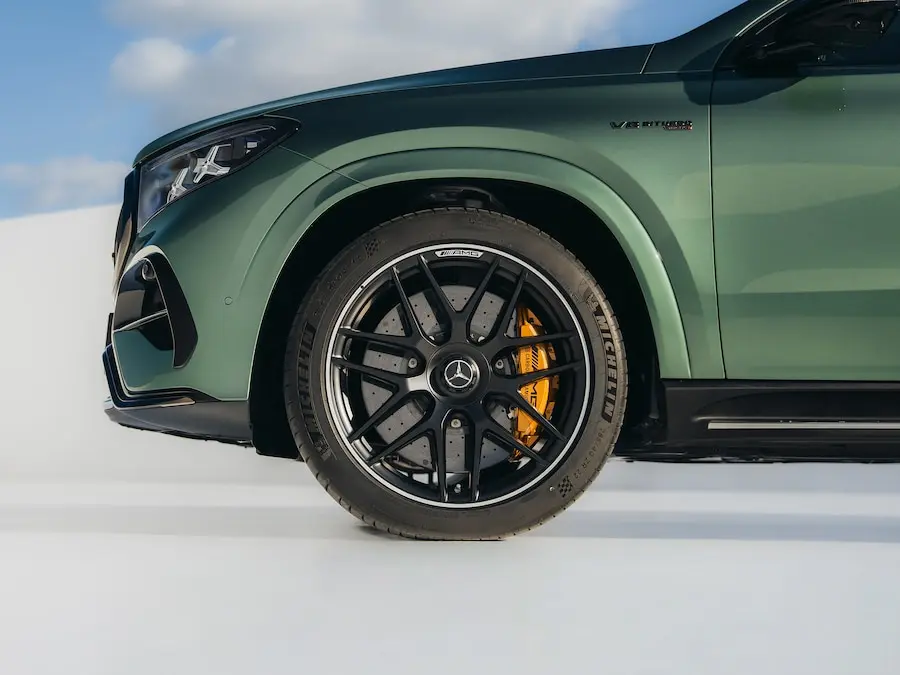 La nueva MercedesAMG GLE 63 S 4MATIC+ lleva el desempeño V8 a una nueva era Memo Lira Close up of a green Mercedes SUV front wheel black multispoke rim yellow brake caliper on a white surface