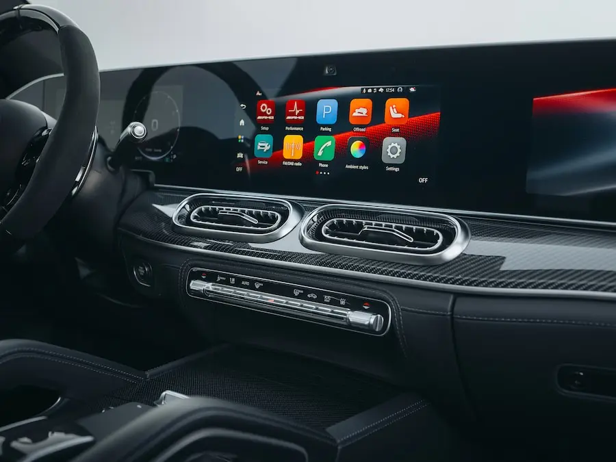 MercedesAMG GLE 63 S 4MATIC+ más potencia más tecnología y el ADN deportivo intacto Memo Lira Luxury car interior with a wide touchscreen infotainment display and dual chrome air vents on a carbon fiber dash