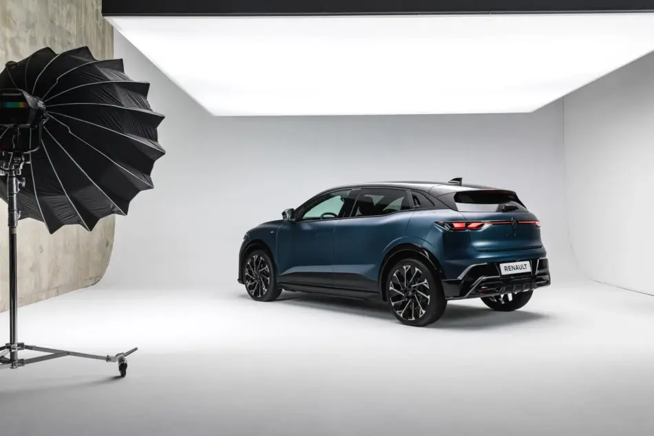 Renault Megane ETech 3 Memo Lira Vista trasera del SUV eléctrico Renault Megane E Tech