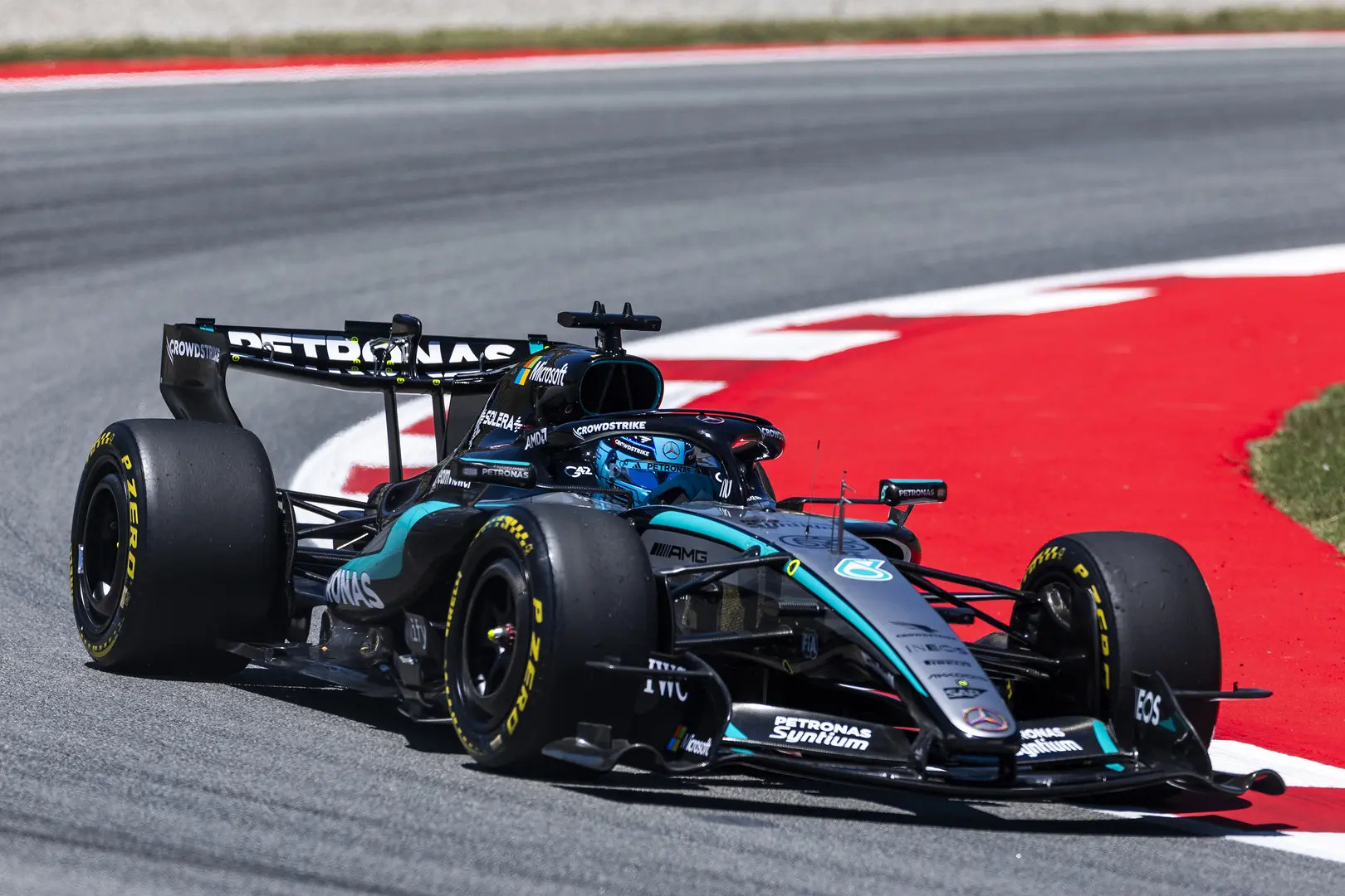 Russell conquista una espectacular pole en Barcelona