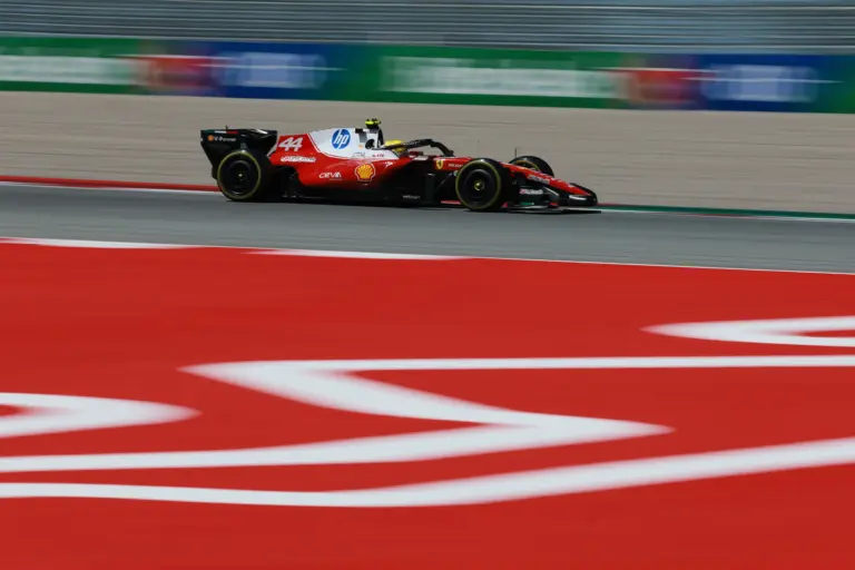 Hamilton conquista Barcelona y logra su primera victoria con Ferrari en una carrera llena de drama