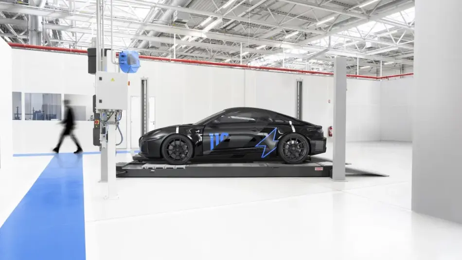 Alpine presenta el A110 FUTURE con tecnología de 800V rumbo a Goodwood Memo Lira Alpine A110 FUTURE exhibiendo su diseño aerodinámico y tecnología eléctrica de nueva generación