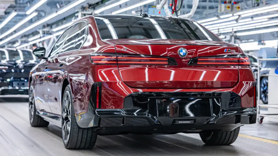Vista trasera de BMW Serie 7 Memo Lira Vista trasera de BMW Serie 7