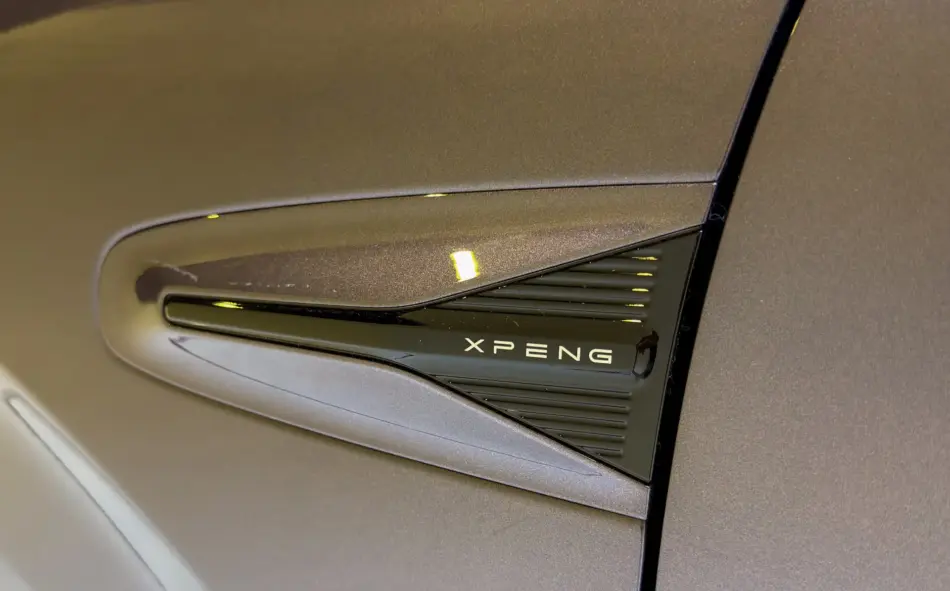 Detalles exteriores del nuevo XPENG L03 Memo Lira Partial view of details of a phantom purple XPENG L03 SUV exterior