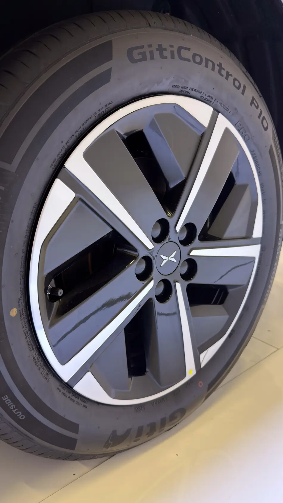 Rines del nuevo XPENG L03 Memo Lira View of the rims of a phantom purple XPENG L03 SUV