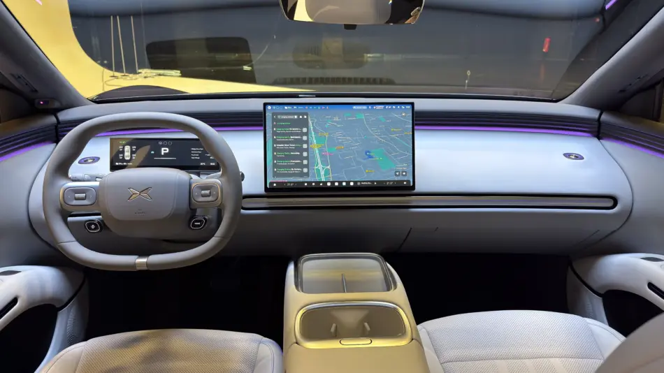Interiores del nuevo XPENG L03 Memo Lira Partial view of the interior of phantom purple XPENG L03 SUV including the wheel central screen and windshield
