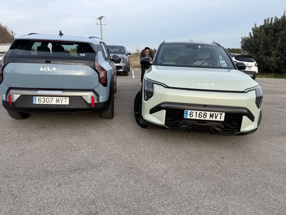 Kia EV3 apuesta por una experiencia eléctrica sin complicaciones Memo Lira Kia EV3 2027 en color verde y azul durante su presentación el nuevo SUV eléctrico compacto con hasta 605 kilómetros de autonomía