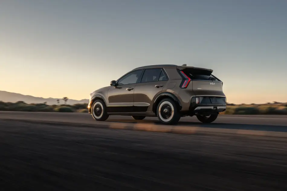Kia Niro 2027 2 Memo Lira Vista trasera del SUV híbrido Kia Niro 2027