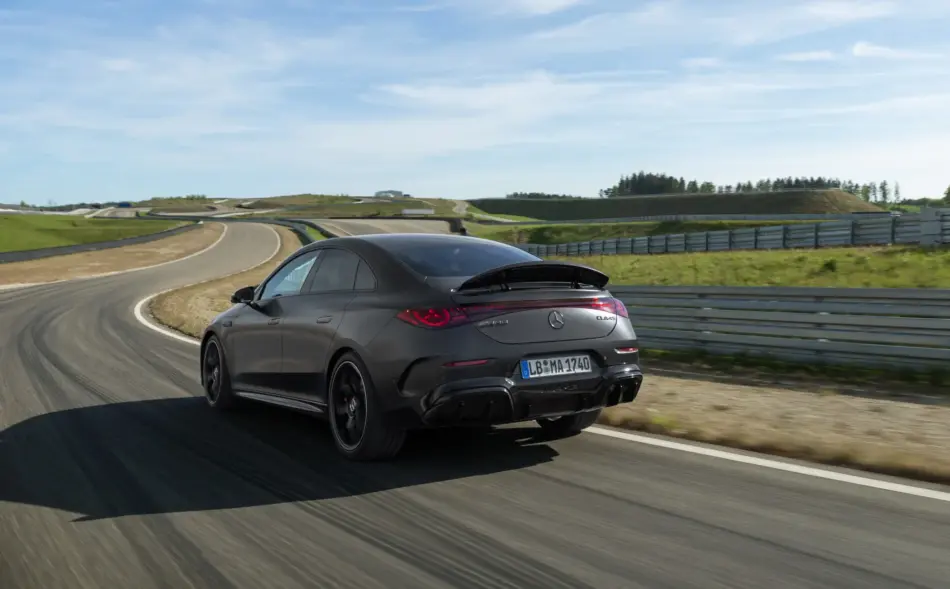 MercedesAMG CLA 45 con 680 caballos de potencia y una aceleración de 0 a 100 kmh en apenas 27 segundos Memo Lira Mercedes AMG CLA 45 con 680 caballos de potencia y una aceleración de 0 a 100 kmh en apenas 27 segundos