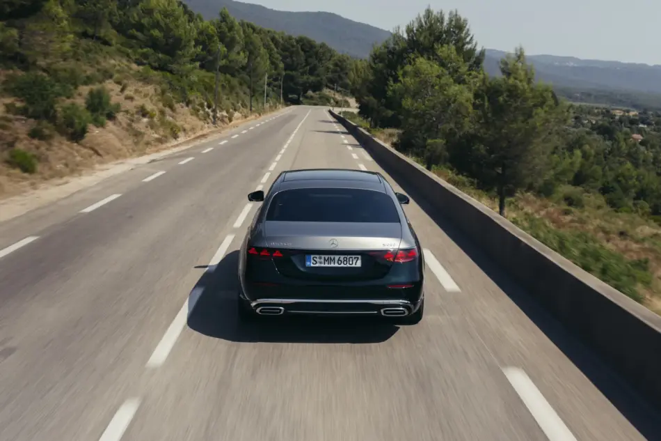 MercedesMaybach Clase S viajando por carretera Memo Lira Mercedes Maybach Clase S viajando por carretera