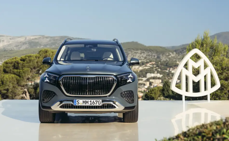 Mercedes Maybach GLS vista frontal con detalles en parrilla