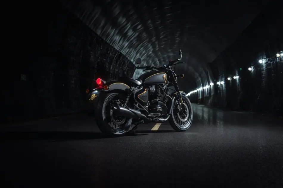 Vista trasera de Royal Enfield Shotgun 650 x Rough Crafts Memo Lira Vista trasera de Royal Enfield Shotgun 650 x Rough Crafts