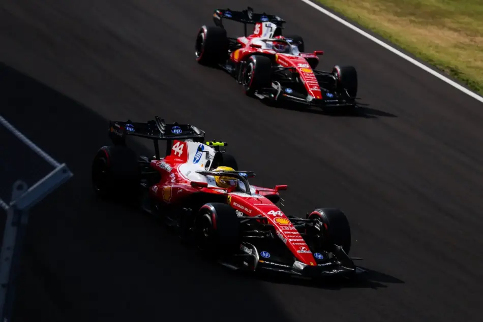 Norris volvió a la cima y le arrebata la pole a Hamilton en Hungría Memo Lira Three Formula 1 cars race on a curving asphalt track leaning into the turn with grass on the outside edge and a dark shadowed area to the left