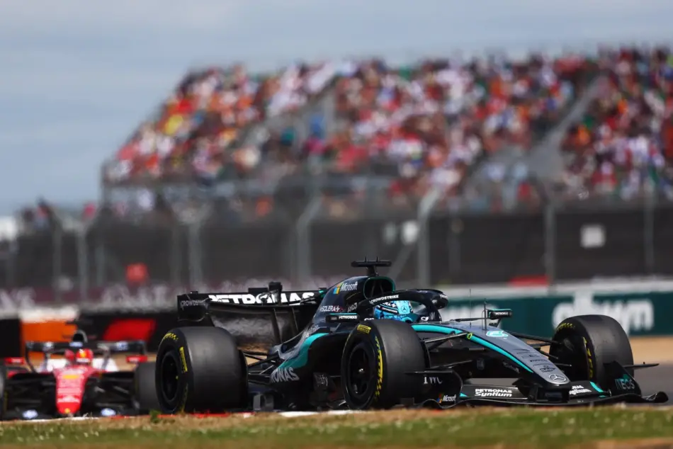 Leclerc conquista Silverstone en una carrera caótica y Antonelli se derrumba por un problema mecánico