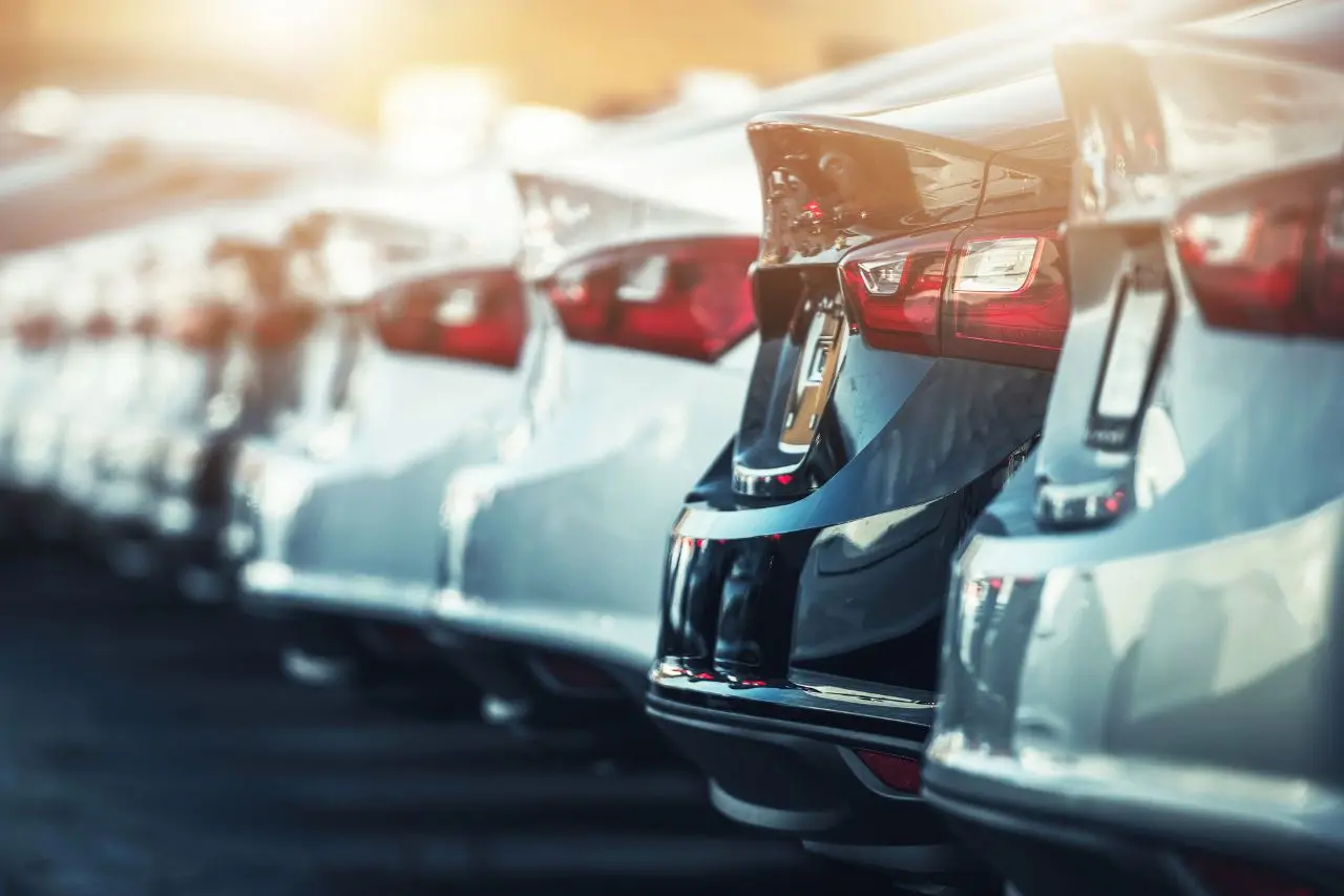 Vehículos de diferentes marcas compiten en el mercado automotriz mexicano durante 2026, un año de crecimiento histórico para la industria.