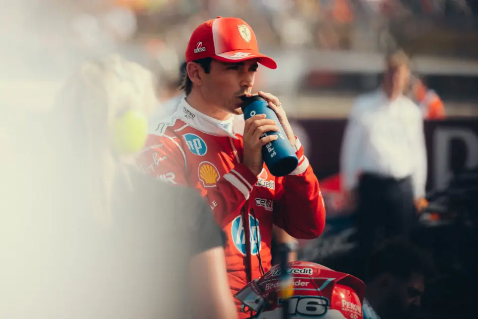 Leclerc conquista Silverstone en una carrera caótica y Antonelli se derrumba por un problema mecánico