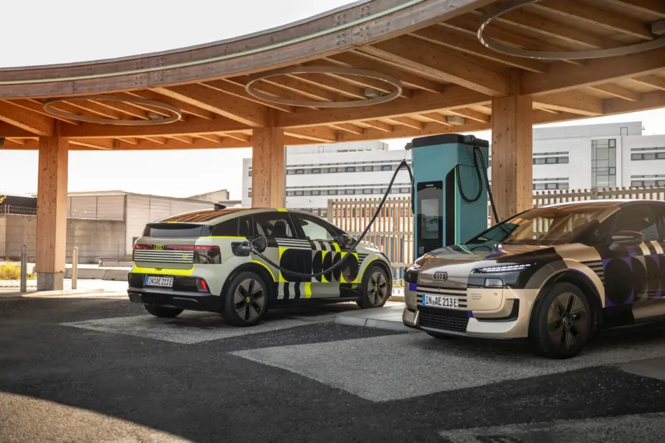 Audi A2 etron recargando su batería Memo Lira Dos eléctricos Audi A2 e tron recargando su batería