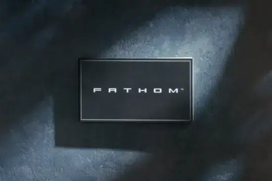 Un panel negro enmarcado sobre una pared oscura con textura, en el que se lee la palabra «FATHOM» en blanco en el centro.