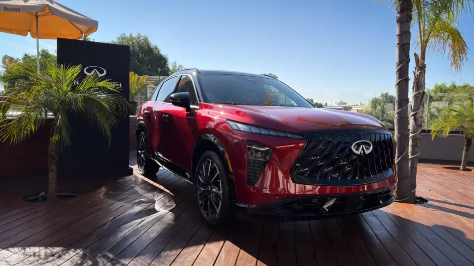 Toma exterior de la nueva Infiniti QX65 2027 en su color sunfire red