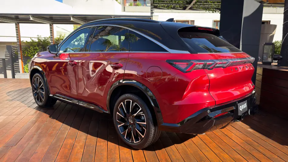 Toma exterior TRASERA de la nueva Infiniti QX65 2027 en su color sunfire red