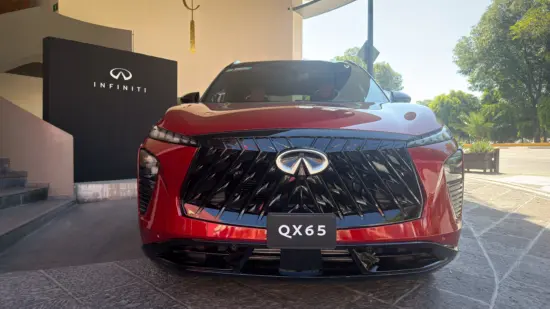Toma FRONTAL de la nueva Infiniti QX65 2027 en su color sunfire red