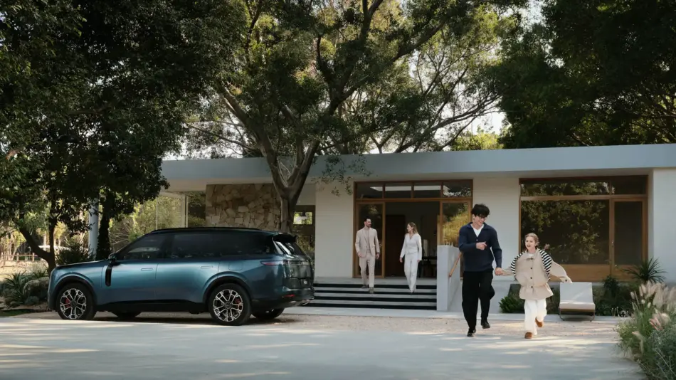 Lynk Co 900 el nuevo rostro del lujo automotriz Memo Lira Un Link Co 900 estacionado delante de una casa moderna mientras una familia de cuatro miembros sale de la vivienda y corre hacia la cámara
