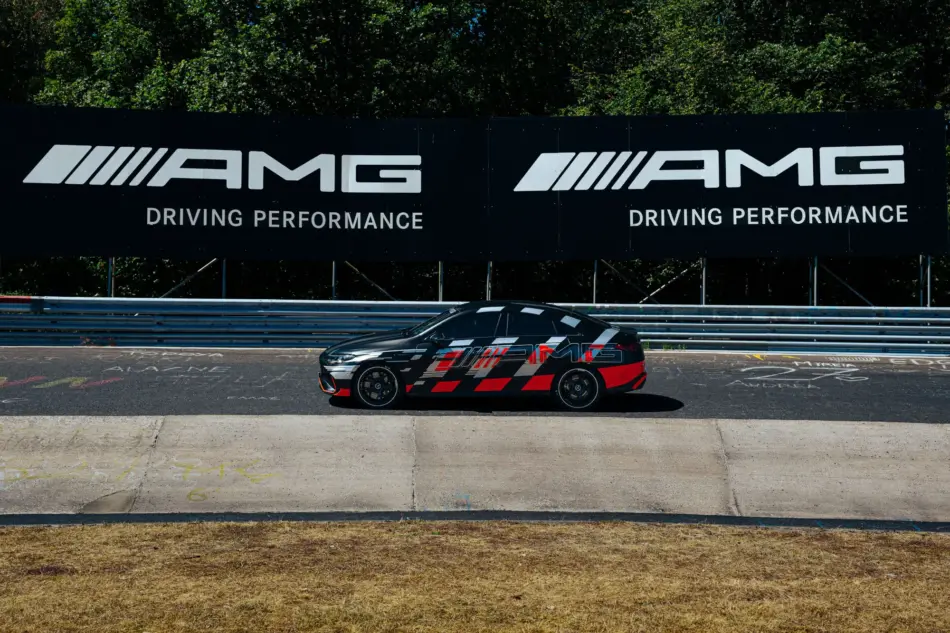 Mercedes AMG CLA 45 durante su recorrido en el  Nürburgring Nordschleife