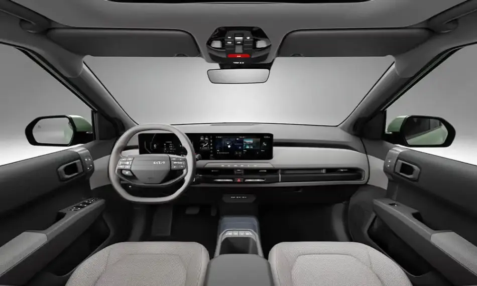 Vista interior del habitáculo de un coche moderno con salpicadero digital volante y consola central vista desde los asientos traseros