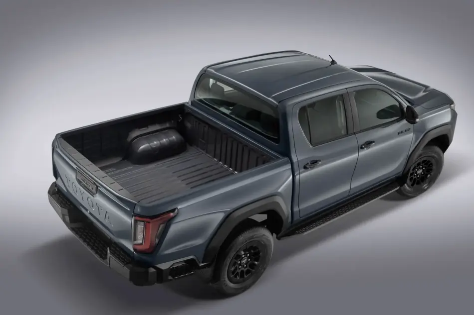 SEMITOPTRASERO Memo Lira Top down angled view of a metallic blue Toyota Hilux pickup with the cargo bed visible and crew cab doors