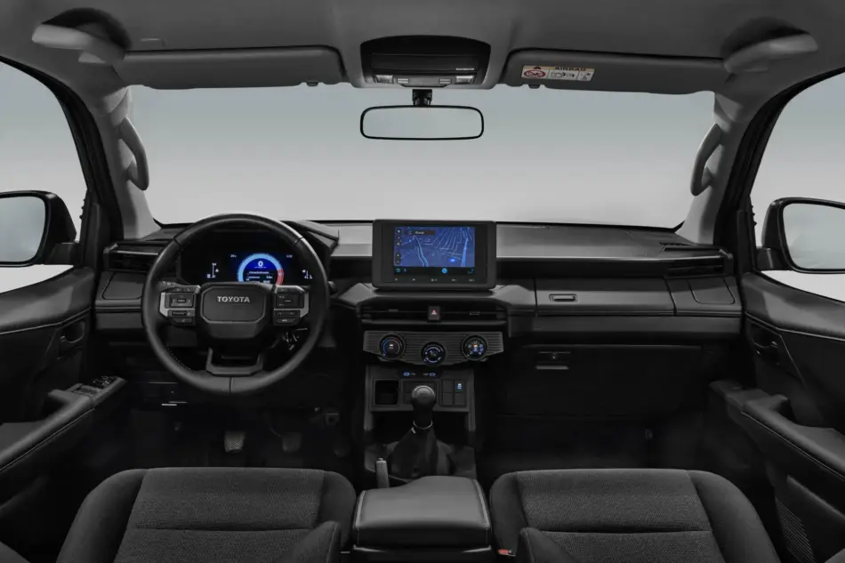 Hilux 2027 llega a México más robusta tecnológica y lista para cualquier desafío Memo Lira Interior de la Toyota Hilux 2027 con pantalla táctil de 8 pulgadas cuadro digital y nueva distribución de la cabina